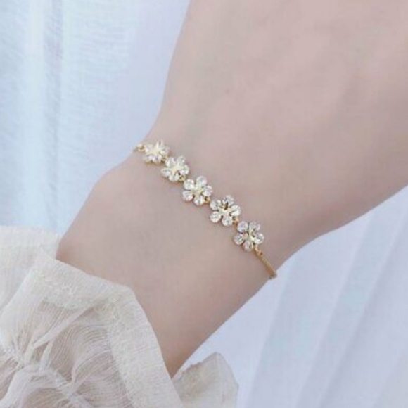 Diamond Flowers 14k Gold Bracelet Adjustable *NWT - Picture 4 of 10